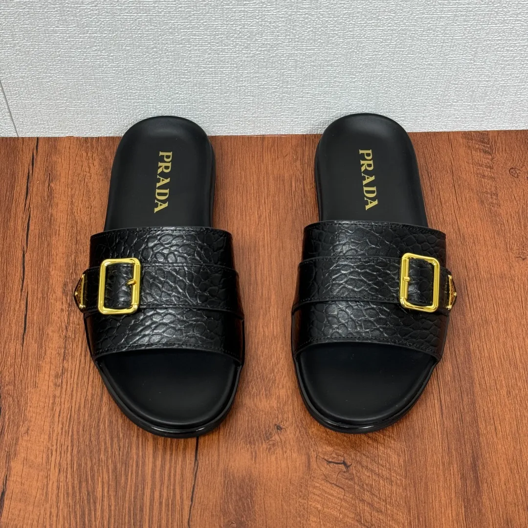 Batch 580 Prada/Prada's new men's straight style genuine leather slippers. Retro inspiration and modern lines coexist harmoniously. The dynamic design is decorated with the brand's iconic symbols and characteristic details. Genuine leather bottom layer, inner calfskin upper including stone pattern cowhide, smooth calfskin, and classic canvas three-logo pattern are available in three styles. It is decorated with genuine leather buckle straps, metal buckle details, and embellished with gold classic enamel brand logo details. Thin rubber soles are standard, and a complete package! Size: 39-40-41-42-43-44-45 Leather shoe size Item number: 2X3064 Stone pattern
